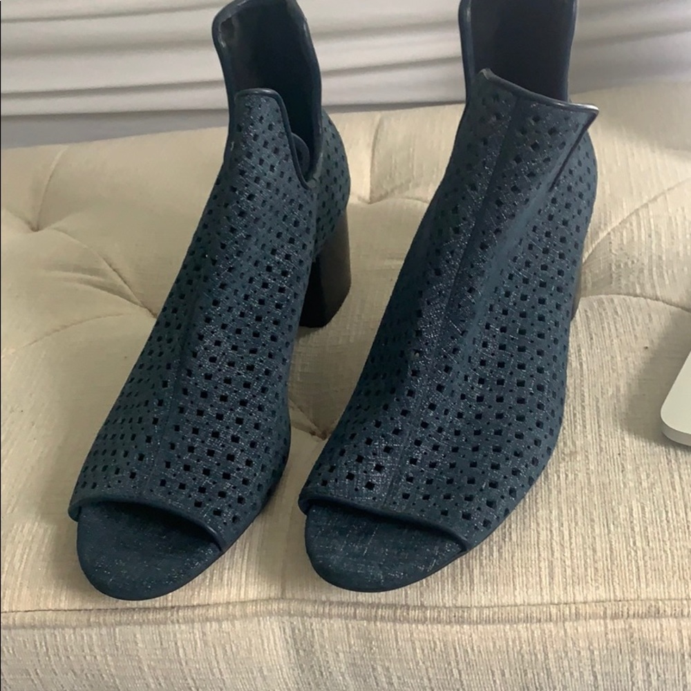 Lori Goldstein Peep-Toe Pump Blue size 9